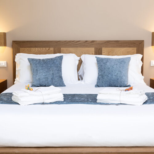 3-blu-cerrano-fronte-letto-con-luci
