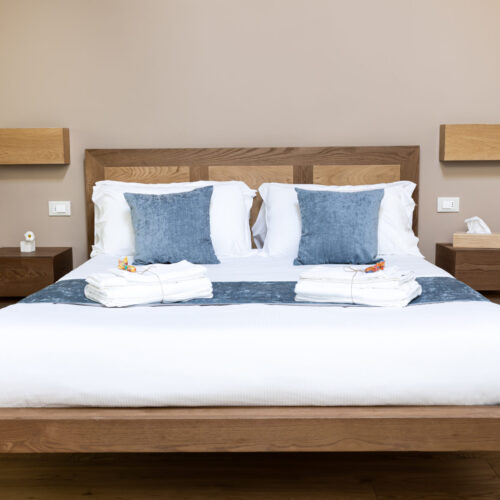 4-blu-cerrano-fronte-letto